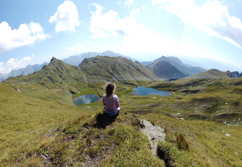 Traumhafte Wanderung zum See (c) Sascha Russotti(Tratterhof - Mountain Sky Hotel)