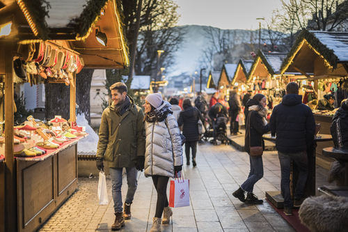 Urige Holzhütten am Christkindlmarkt in Bruneck (c) wisthaler.com (Dolomitenregion Kronplatz)