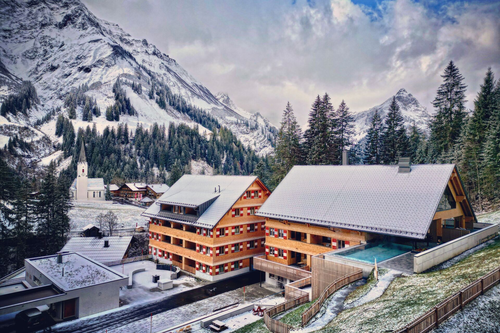 Verschneite Außenansicht im Winter (Berghaus Schröcken)