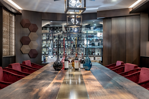 Vinothek mit unikalem Tisch aus altem Fasseichenholz (Hochfirst)