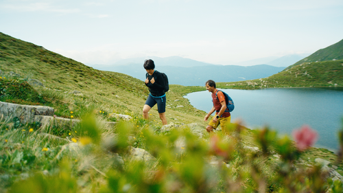 Wander entlang Bergsees (c) Raw Media (Kronplatz Brand)