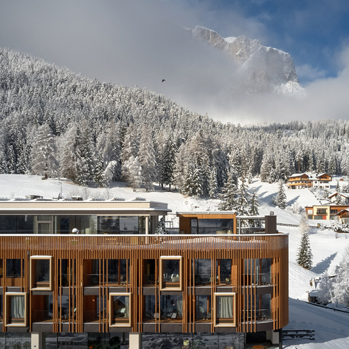 Winterliche Außenansicht des Hotels © Badia Hill