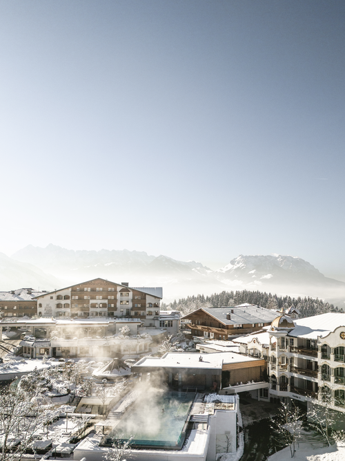 Winterliche Außenansicht mit Pool (c) Hannes Niederkofler (Hotel Peternhof)