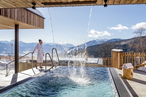 Winterlicher Poolbereich mit Wasserfall © Günter Standl (Tratterhof)