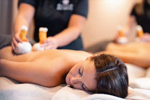 Wohltuende Kräuterstempelmassage (c) Daniel Waschnig (Das Walchsee Aktivresort)