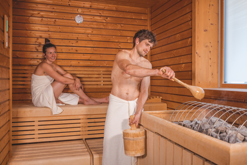 Wohltuender Saunaaufguss (c) Mathäus Gartner (Das Walchsee Aktivresort)