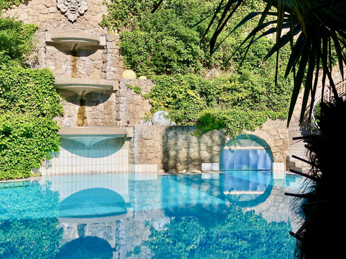 Wunderschön eingerichteter Außenpool (Hotel Maximilian)