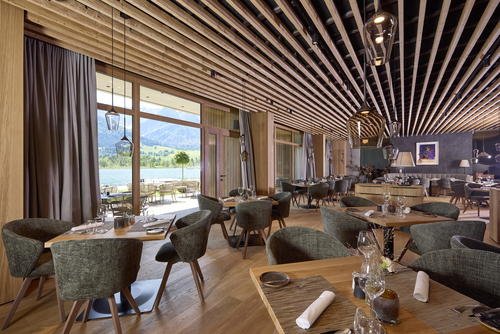 Wunderschönes Restaurant im Refugium ©Simon Hausberger (Das Walchsee Aktivresort &amp; Refugium Das Walchsee Lakeside)