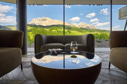 Zigarrenlounge mit atemberaubendem Blick auf die Dolomiten (c) Visciani Photography (Hotel Badia Hill)