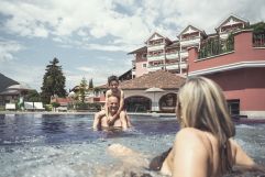 Abkühlung im Outdoor Pool (c) Hannes Niederkofler (Cavallino Bianco Family Spa Grand Hotel)