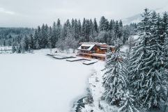 Alpenhotel umgeben von Schnee (c) Jukka Pehkonen (Alpenhotel Kitzbühel)