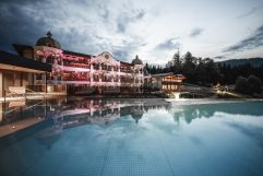 Ansicht des Hotels mit Pool am Abend (c) Hannes Niederkofler (Hotel Peternhof)