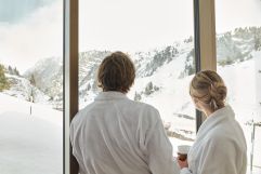 Atemberaubender Ausblick auf die verschneite Landschaft (c) Dominik Cini (Hotel Zürserhof)
