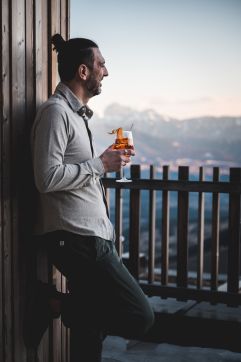 Auf der Terrasse Drink genießen © Marika Unterladstaetter@MountainHideaways (Tratterhof)