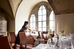 Aufstellen von Blumenschmuck für die Tische (Schloss Hotel Mittersill)