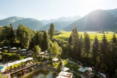 Ausblick auf den Wellnessgarten und die Berge (Hotel Quelle Nature Spa Resort)