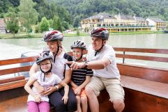 Ausflug mit der ganzen Familie auf der Fähre (Riverresort Donauschlinge)