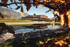 Außenansicht der Sportresidenz im Herbst (c) Jukka Pehkonen (Golfclub Zillertal-Uderns)