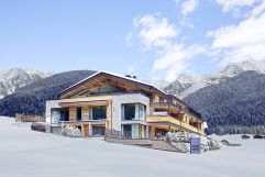 Außenansicht des Chalet Salena im Winter (Hotel Quelle Nature Spa Resort)