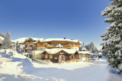 Außenansicht des Hotels im Winter (c) photoart-reifmueller (Biohotel Castello Königsleiten)