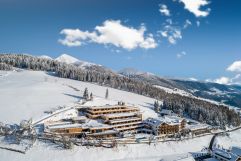 Außenansicht des Hotels im Winter (Tratterhof)