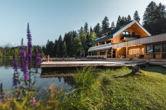 Außenansicht des Steghauses im Sommer (c) Jukka Pehkonen (Alpenhotel Kitzbühel)