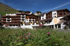 Außenansicht im Sommer (Hotel Klausnerhof)