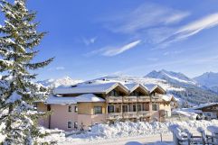 Außenansicht im Winter mit Bergpanorama (Biohotel Castello Königsleiten)