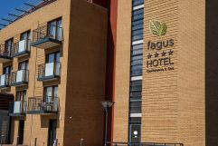 Außenansicht mit dem Hotelnamen (Fagus Hotel Conference &amp; Spa)