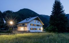Außenansicht Zollhaus im Sommer mit Umgebung (Alpengasthof Zollwirt)