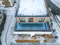Außenasicht mit Pool im Winter (Bildarchiv All-Suite Resorts Ötztal)