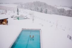 Außenpool eingebettet von einer weißen Winterlandschaft (c) Karin Bergmann (Ratscher Landhaus)