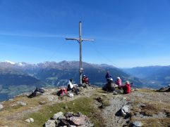 Aussicht vom Gipfelkreuz genießen (Wanderhotel Vinschgerhof)