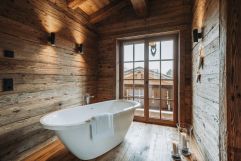 Badewanne mit Ausblick im Pemium-Chalet „s´bsundrè“ (c) www.studiowaelder.com (Alpzitt Chalets)