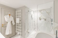 Badezimmer in der Juniorsuite (c) Marcel A. Mayer  Höchst (Zürserhof)