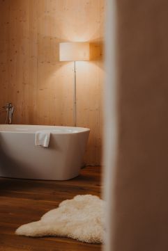 Badezimmer mit gemütlichen Details (c) Anna Fichtner (Hotel Hinteregger)