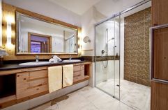 Badezimmer mit geräumiger Dusche (Biohotel Castello Königsleiten)