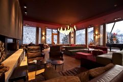 Bar und Lounge mit alpinem Panorama (c) Andrea Badrutt Chur (Hotel Belvedere)