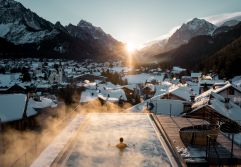 Beheizter Outdoorpool mit atemberaubendem Ausblick (Dolomitenregion Kronplatz)