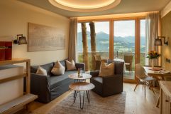 Belvederes Panoramazimmer im Chalet Stil mit Holzboden (Alpin Panorama Hotel Hubertus)