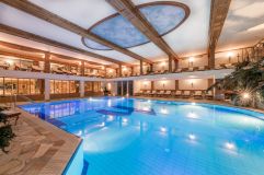 Bezaubernder Indoor-Pool (Alpen-Wellness Resort Hochfirst)