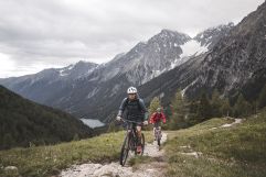 Biken durch die atemberaubende Landschaft (c) KOTTERSTEGER (Dolomitenregion Kronplatz)