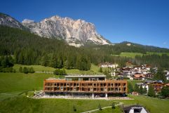 Blick auf das Hotel inmitten der Dolomiten (c) Visciani Photography (Hotel Badia Hill)