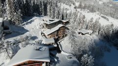 Blick auf das Hotel umgeben von einer schneebedeckten Landschaft (Hotel Arpuria)