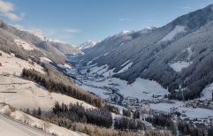 Blick auf das winterliche Ahrntal (c) Filippo Galluzzi (Wellnessresort Amonti &amp; Lunaris)