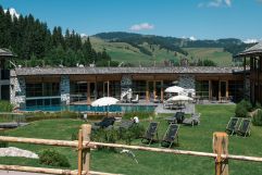 Blick auf die Außenanlage (Tirler-Dolomites Living Hotel)