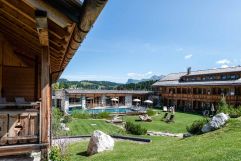 Blick auf die Außenanlage (Tirler - Dolomites Living Hotel)