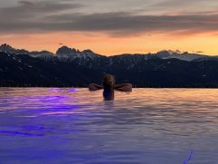 Blick auf die Berge bei Sonnenuntergang vom Pool aus © Sascha Russotti (Tratterhof)