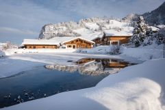 Chalet-Dorf im Winter in wunderschöner Landschaft (c) www.studiowaelder.com (Alpzitt Chalets)