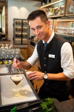 Chef de Bar Csaba Sulci bei der Zubereitung köstlicher Cocktails (Gorfion Familotel Liechtenstein)